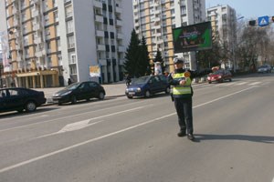 Slika /PU_VS/O nama-fotke/prometni_policajac_zaustavlja na cesti.jpg
